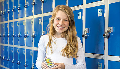 Foto de estudantes e armários escolares