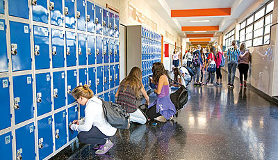 Foto de estudantes e armários escolares