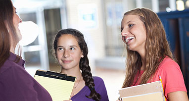 Foto de estudantes e armários escolares