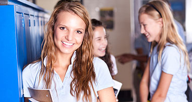 Foto de estudantes e armários escolares