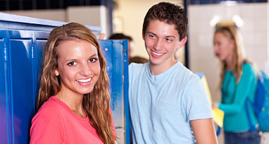 Foto de estudantes e armários escolares