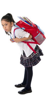 Foto de menina curvada em uniforme escolar com mochila nas costas