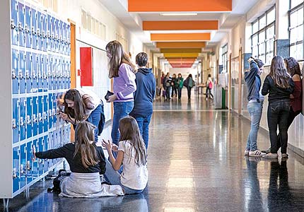 Foto de estudantes e armários escolares